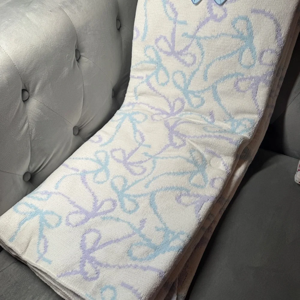 Envogue Bow ribbon blue, lavender on white snuggle knit throw‎